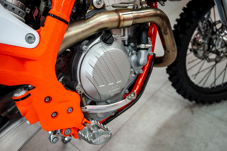 KTM 350 EXC-F Six Days trang bị khối động cơ xi-lanh đơn dung tích 349.7cc, DOHC, làm mát bằng chất lỏng sản sinh công suất 35 mã lực tại 8.800 vòng/phút và mô-men xoắn 31Nm tại 7.250 vòng/phút. Xe có 2 chế độ chạy gồm: Standard cho ga mượt mà, dễ kiểm soát, phù hợp với chạy phố và Advanced ga nhanh nhạy hơn. Ngoài ra, KTM 350 EXC-F Six Days còn được trang bị hệ thống kiểm soát lực kéo bánh (Traction Control), có thể tắt/bật.