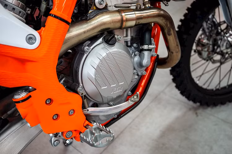 KTM 350 EXC-F Six Days trang bị khối động cơ xi-lanh đơn dung tích 349.7cc, DOHC, làm mát bằng chất lỏng sản sinh công suất 35 mã lực tại 8.800 vòng/phút và mô-men xoắn 31Nm tại 7.250 vòng/phút. Xe có 2 chế độ chạy gồm: Standard cho ga mượt mà, dễ kiểm soát, phù hợp với chạy phố và Advanced ga nhanh nhạy hơn. Ngoài ra, KTM 350 EXC-F Six Days còn được trang bị hệ thống kiểm soát lực kéo bánh (Traction Control), có thể tắt/bật.