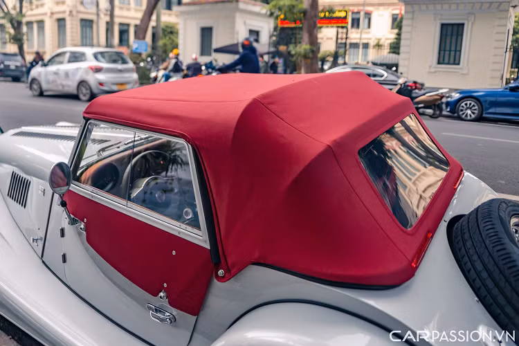 Là một mẫu xe mui trần dạo phố nên Plus Four được trang bị mui vải màu đỏ có thể đóng/mở bằng tay. Hai phần cửa sổ bên cũng được bọc với chất liệu da màu đỏ giống với màu của mui xe.