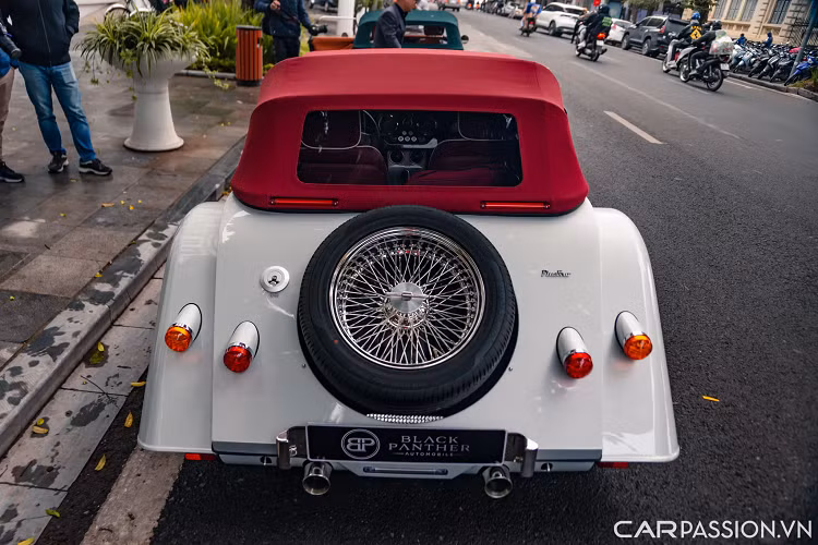 Phần đuôi xe cổ điển với thiết kế đèn hậu hình tròn đặt nhô ra ngoài. Logo tên phiên bản Plus Four cùng lốp xe dự phòng cũng được gắn phía sau xe. Hệ thống ống xả mạ chrome, bình xăng của mẫu xe thân gỗ này đặt bên cạnh phần lốp dự phòng.