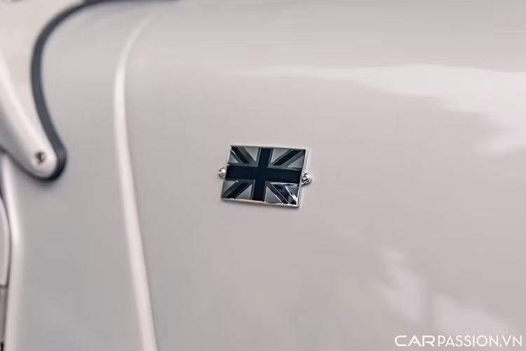 Quốc kỳ của Vương Quốc Anh sơn đen được đặt ở phần thân xe, đây cũng là nơi sản xuất của thương hiệu Morgan.