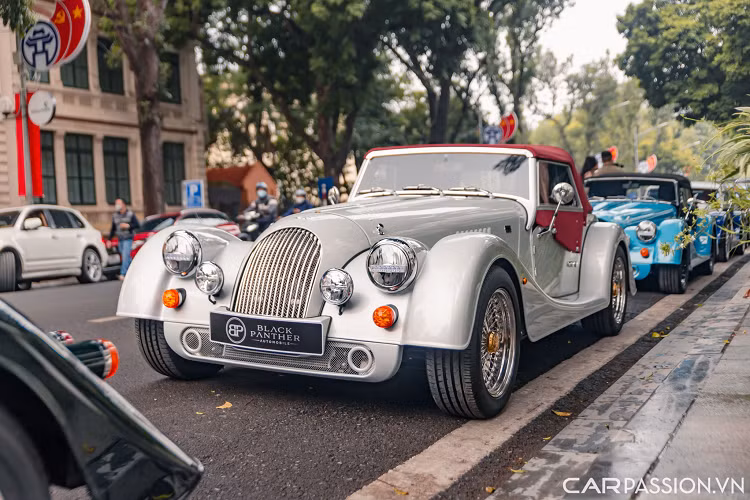 Mới đây, một chiếc Morgan Plus Four độc bản đã xuất hiện trong event của đơn vị chính hãng. Morgan là thương hiệu xe hơi lâu đời với phương hướng phát triển độc đáo khi đem những kiểu dáng cổ điển vào thế kỷ 21, từ đây tạo thành một bản sắc riêng của chính thương hiệu này.