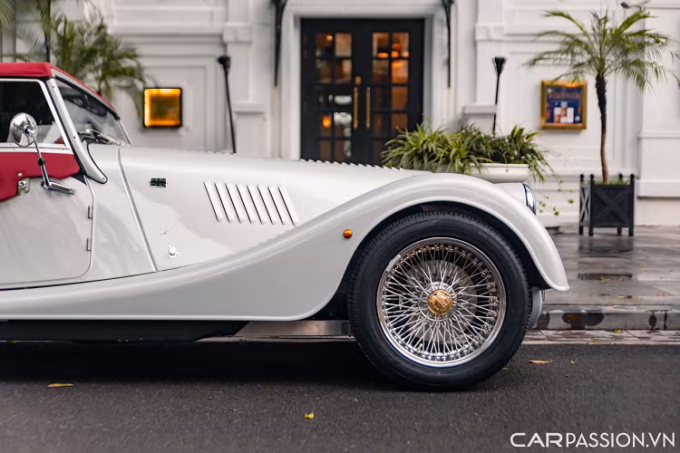 Hãng xe Anh Quốc tô điểm thêm nét hiện đại cho mẫu Plus Four nhờ bộ mâm nan hoa cổ điển kích thước 15 inch, ẩn phía sau là cùm phanh sơn đen. Đặc biệt hơn, phần trung tâm mâm xe còn được sơn vàng tạo nét chấm phá khác biệt so với những chiếc Morgan khác đang có mặt tại Việt Nam.