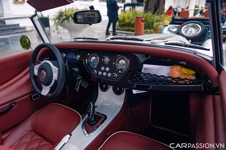 Vô-lăng 3 chấu hiện đại nhưng không có nút bấm, phanh tay dạng cơ và cần số gật gù đặc trưng của BMW. Xe không được trang bị màn hình giải trí trung tâm nhằm giúp người lái tập trung vào trải nghiệm lái thuần chất, trong khi đồng hồ đo tốc độ, vòng tua máy, nhiên liệu... đều là dạng cơ.