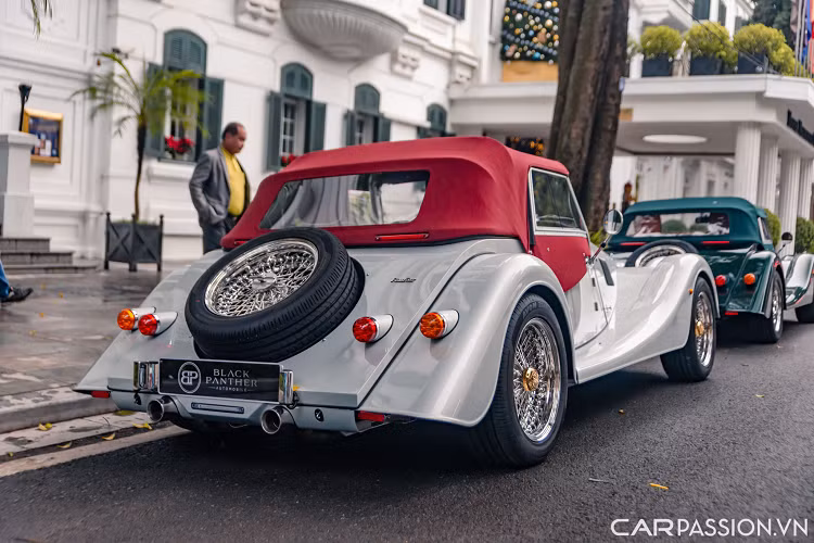 Plus Four là phiên bản mới thay thế cho dòng Plus 4. Sự thay đổi không chỉ đơn thuần nằm ở tên gọi mà còn có rất nhiều cải tiến so với Plus 4 trước đây. Theo hãng Morgan, mẫu xe mới thay đổi đến 97%, mặc dù ngoại hình gần như không có sự khác biệt nhiều