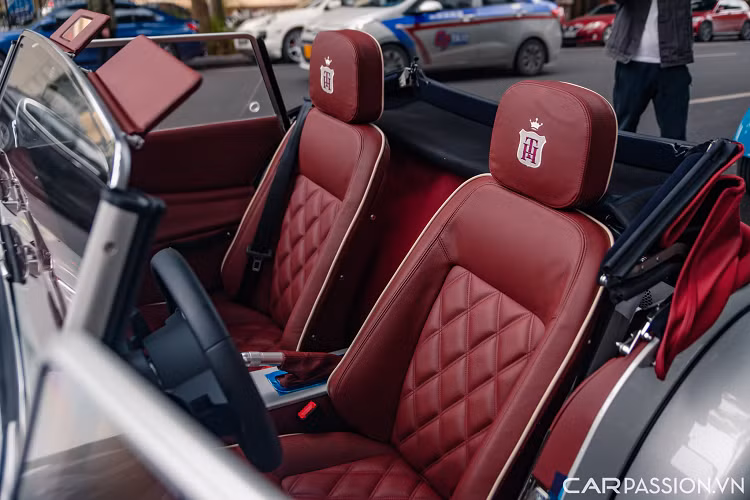 Nội thất xe được bọc da màu đỏ, kết hợp với việc được ốp gỗ màu đen ở phần táp lô. Phần ghế ngồi có phần chỉ khâu màu đỏ và họa tiết hình quả trám tạo điểm nhấn cùng logo cá nhân hóa hau chữ cái T và H lồng vào nhau trên tựa đầu.