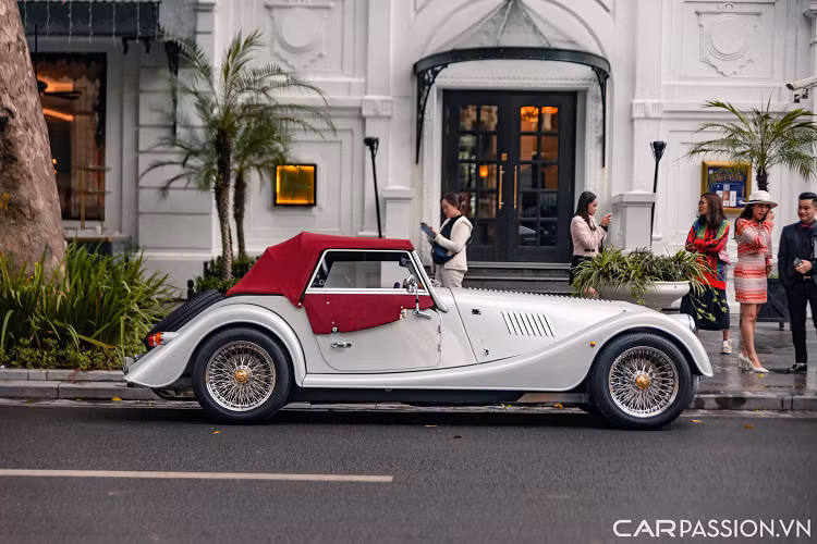 Morgan Plus Four vẫn có kiểu dáng cổ điển và gần như không có sự thay đổi kể từ khi ra mắt lần đầu tiên vào năm 1950. Động cơ đặt trước, đầu xe dài, khoang cabin đặt lùi về phía sau với 2 chỗ ngồi, kính chắn gió dạng pop-up, đuôi xe ngắn và hốc bánh lộ ra ngoài.