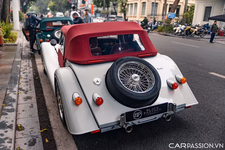 Xe sử dụng khối động cơ BMW TwinPower Turbo bốn xi-lanh có dung tích 2.0 lít, sản sinh công suất tối đa 255 mã lực và mô-men xoắn cực đại đạt mức 400 Nm với hộp số tự động 8 cấp. Morgan Plus Four cần 4,8 giây để tăng tốc từ 0 -100 km/h. Vận tốc tối đa của xe đạt 240 km/h.