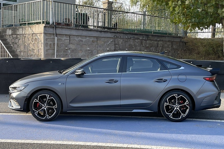 Thêm vào đó là nẹp màu bạc dưới bậc cửa, dập dòng chữ "Lafesta" nhằm tăng vẻ cao cấp cho mẫu sedan hạng C này...