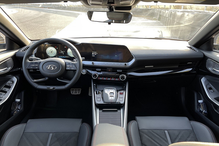 Trong khi đó, cửa gió điều hòa hình đa giác và các phím cơ mang đến thiết kế đa tầng cho mặt táp-lô. Khu vực dưới của mặt táp-lô còn được ốp bằng chất liệu màu đen bóng.