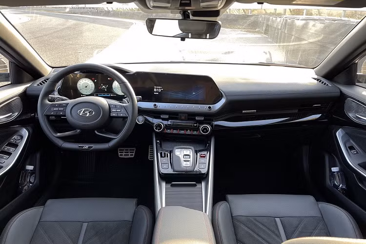 Trong khi đó, cửa gió điều hòa hình đa giác và các phím cơ mang đến thiết kế đa tầng cho mặt táp-lô. Khu vực dưới của mặt táp-lô còn được ốp bằng chất liệu màu đen bóng.