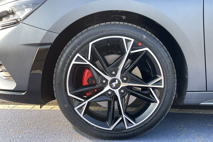 Tương tự đầu xe, khu vực bên sườn cũng có thêm những chi tiết dành riêng cho Hyundai Lafesta N Line 2023 như bộ vành hợp kim 5 chấu kép sơn 2 màu thể thao và cùm phanh màu đỏ nổi bật. Bộ vành này có đường kính 18 inch, đi với lốp 225/40R18.