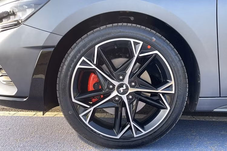 Tương tự đầu xe, khu vực bên sườn cũng có thêm những chi tiết dành riêng cho Hyundai Lafesta N Line 2023 như bộ vành hợp kim 5 chấu kép sơn 2 màu thể thao và cùm phanh màu đỏ nổi bật. Bộ vành này có đường kính 18 inch, đi với lốp 225/40R18.