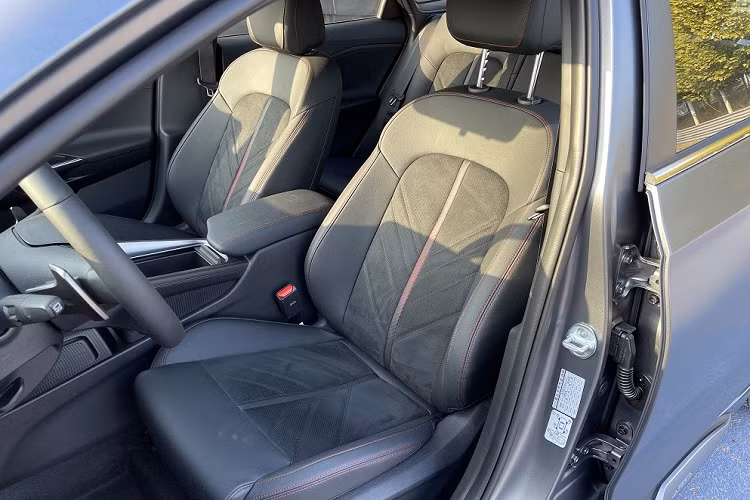 Bên cạnh đó là những điểm nhấn màu đỏ như chỉ khâu trên ghế và cụm điều khiển trung tâm, vách ngăn giữa các phím cơ chỉnh điều hòa hay lẫy gạt chọn chế độ lái.