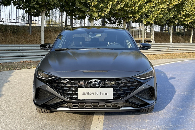 Đúng như những hình ảnh do liên doanh Beijing Hyundai tung ra cách đây không lâu, Lafesta N Line sở hữu thiết kế ấn tượng hơn so với bản thường. Điểm nhấn đập vào mắt đầu tiên của mẫu sedan hạng C này chính là lưới tản nhiệt hình lục giác cỡ lớn với thiết kế không viền. Bên trong lưới tản nhiệt là các mắt lưới đa điểm hình lục giác được sơn màu đen bóng.