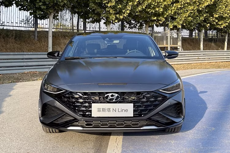 Đúng như những hình ảnh do liên doanh Beijing Hyundai tung ra cách đây không lâu, Lafesta N Line sở hữu thiết kế ấn tượng hơn so với bản thường. Điểm nhấn đập vào mắt đầu tiên của mẫu sedan hạng C này chính là lưới tản nhiệt hình lục giác cỡ lớn với thiết kế không viền. Bên trong lưới tản nhiệt là các mắt lưới đa điểm hình lục giác được sơn màu đen bóng.