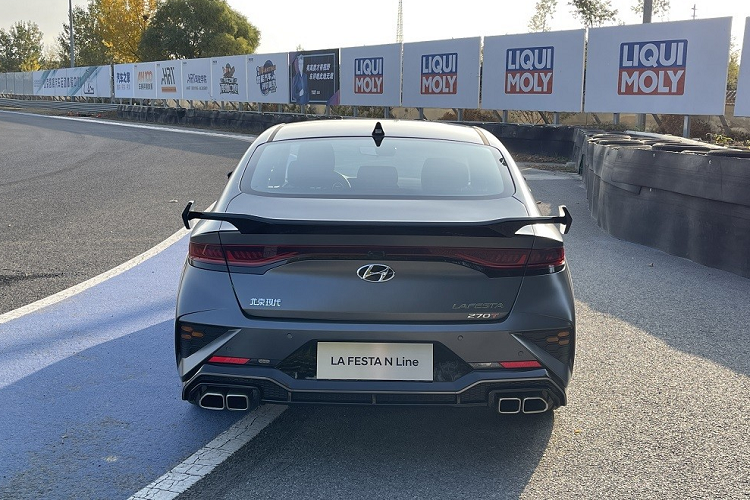 Ở hai góc cản sau có thêm cặp đèn hình tam giác. Trong khi đó, đèn hậu của Hyundai Lafesta N Line 2023 được thiết kế nằm vắt ngang đuôi xe như bản thường.