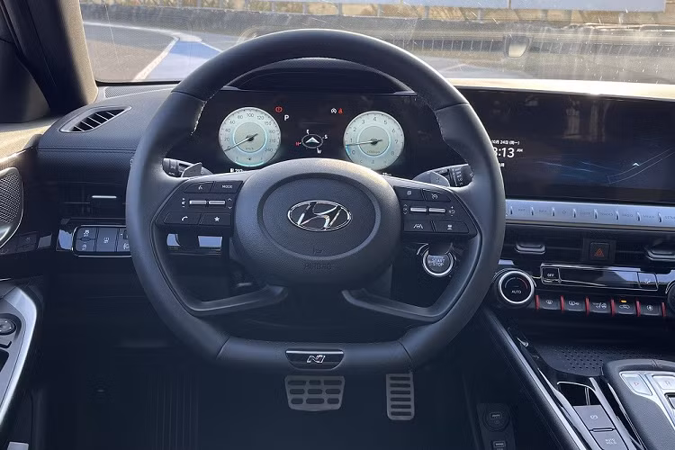 Không thua kém gì ngoại thất, nội thất của Hyundai Lafesta N Line 2023 cũng gây ấn tượng ngay từ cái nhìn đầu tiên với vô lăng 4 chấu vát đáy, tích hợp phím chức năng, logo "N" và lẫy chuyển số.