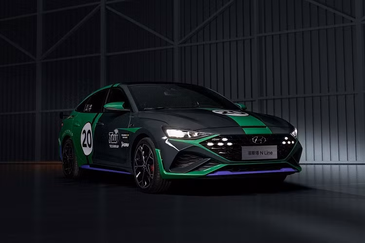 Hiện giá xe Hyundai Lafesta N Line 2023 vẫn chưa được công bố. Chỉ biết rằng, khi mua mẫu xe này, khách hàng Trung Quốc có thể chọn những màu sơn ấn tượng hơn như Gulf Oil... hoặc xanh phối đen theo phong cách xe đua Mỹ cổ điển.