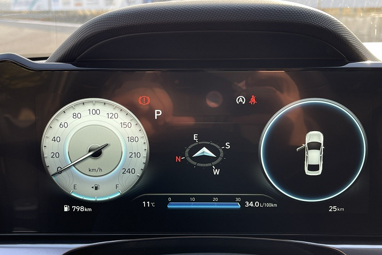 Chưa hết, Hyundai Lafesta N Line 2023 còn có bảng đồng hồ kỹ thuật số và màn hình cảm ứng trung tâm cùng có kích thước 10,25 inch, nối liền với nhau thành một khối nằm độc lập trên mặt táp-lô.