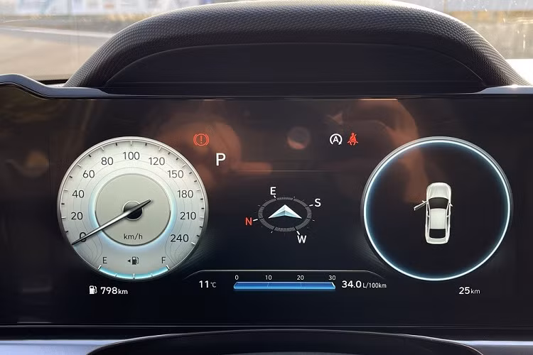 Chưa hết, Hyundai Lafesta N Line 2023 còn có bảng đồng hồ kỹ thuật số và màn hình cảm ứng trung tâm cùng có kích thước 10,25 inch, nối liền với nhau thành một khối nằm độc lập trên mặt táp-lô.