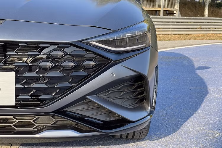 Đặc biệt, lưới tản nhiệt của Hyundai Lafesta N Line 2023 mới còn được tích hợp 8 bóng đèn hình lục giác, được chia đều sang hai bên. Trên lưới tản nhiệt có thêm logo "N Line" như dấu hiệu nhận biết cho phiên bản mang phong cách thể thao của dòng sedan hạng C này.