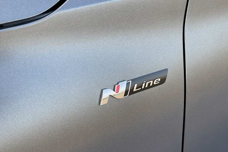 ... và logo "N Line" sau chắn bùn trước. Đằng sau, Hyundai Lafesta N Line 2023 tiếp tục được thiết kế theo phong cách thể thao với cánh gió đuôi màu đen cỡ lớn trên nắp cốp. Bên dưới là cản sau sau mới với bộ khuếch tán gió giả và 4 đầu ống xả giả hình vuông.