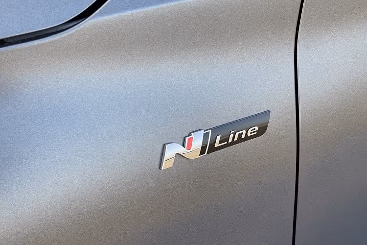 ... và logo "N Line" sau chắn bùn trước. Đằng sau, Hyundai Lafesta N Line 2023 tiếp tục được thiết kế theo phong cách thể thao với cánh gió đuôi màu đen cỡ lớn trên nắp cốp. Bên dưới là cản sau sau mới với bộ khuếch tán gió giả và 4 đầu ống xả giả hình vuông.