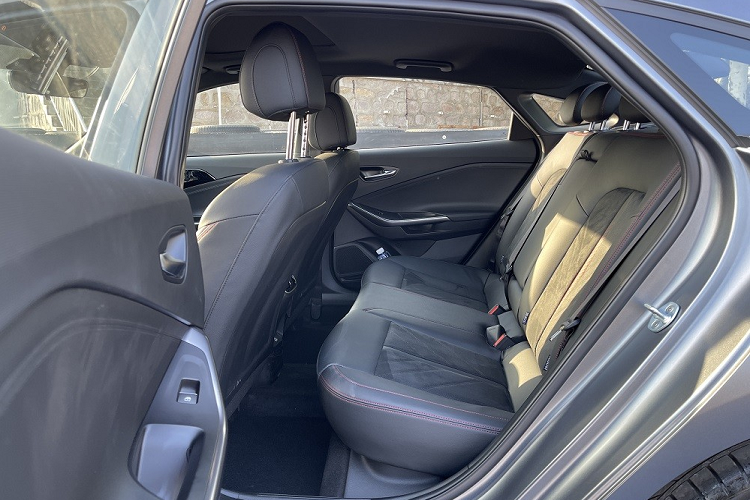 Ghế trước và ghế sau của xe đều được bọc bằng 2 chất liệu da, có thiết kế thể thao.