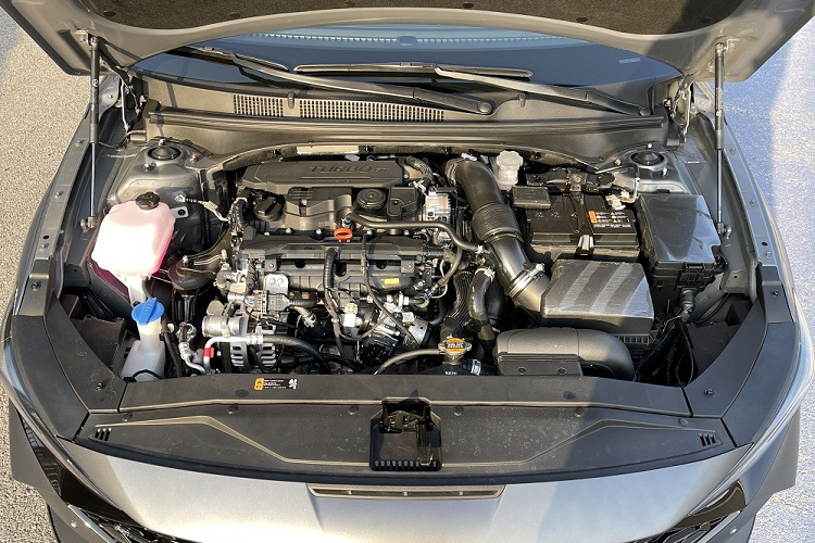 So với Hyundai Elantra thế hệ mới ở thị trường Trung Quốc, xe ngắn hơn 10 mm trong khi chiều dài cơ sở ngắn hơn 20 mm.