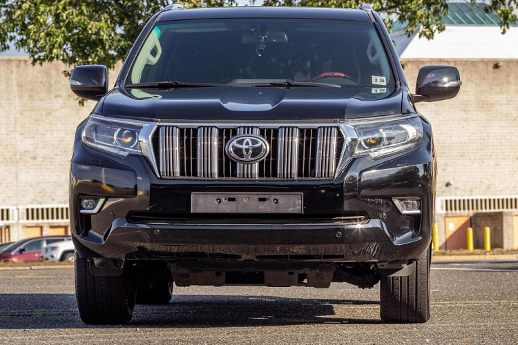 Cụ thể, chiếc SUV hạng sang được bổ sung cản trước/cản sau, hệ thống đèn, lưới tản nhiệt, nắp ca-pô...bệ bước chân bên sườn và cửa cốp sau mới không khác gì Toyota Land Cruiser Prado.