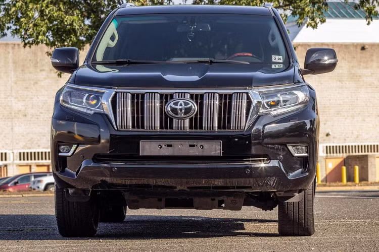 Cụ thể, chiếc SUV hạng sang được bổ sung cản trước/cản sau, hệ thống đèn, lưới tản nhiệt, nắp ca-pô...bệ bước chân bên sườn và cửa cốp sau mới không khác gì Toyota Land Cruiser Prado.