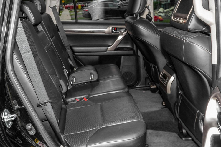 Điều thú vị của chiếc Toyota Land Cruiser Prado này chính là việc xe được ra đời từ SUV hạng sang Lexus GX460 đời 2010. Thông thường, người ta sẽ cố gắng biến chiếc xe bình dân của mình thành ôtô hạng sang hoặc siêu xe. Ấy thế nhưng, chủ nhân của chiếc Toyota Land Cruiser Prado này lại làm điều trái ngược.