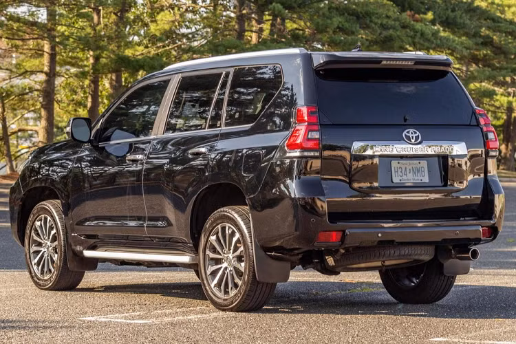 Chưa dừng ở đó, chủ xe còn thay logo Lexus trên lưới tản nhiệt và cửa cốp sau thành logo của hãng Toyota. Bên dưới logo của hãng Toyota trên cửa cốp là nẹp mạ crôm dập dòng chữ "Land Cruiser Prado".