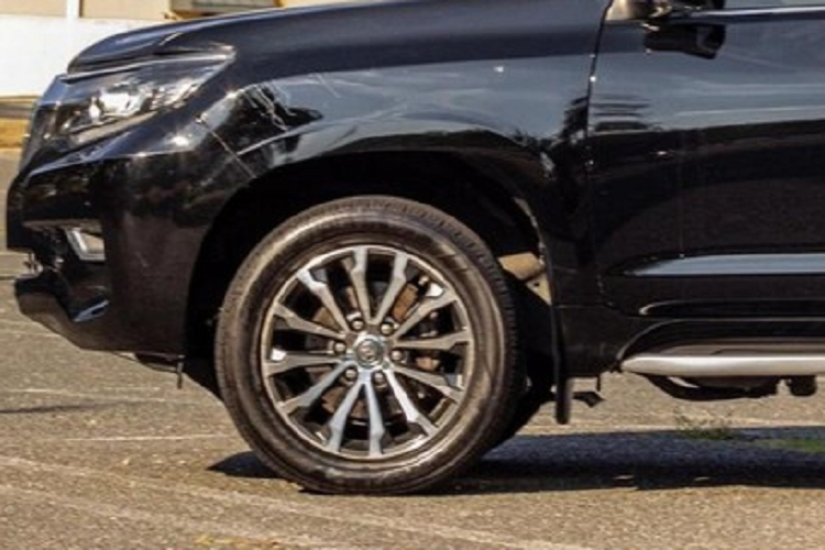 Qua những hình ảnh được đăng trên trang Cars &amp; Bids, có thể thấy chủ sở hữu đã khoác "bộ cánh" ngoại thất giống hệt Toyota Land Cruiser Prado đời 2018 cho chiếc SUV hạng sang Lexus GX460 của mình.