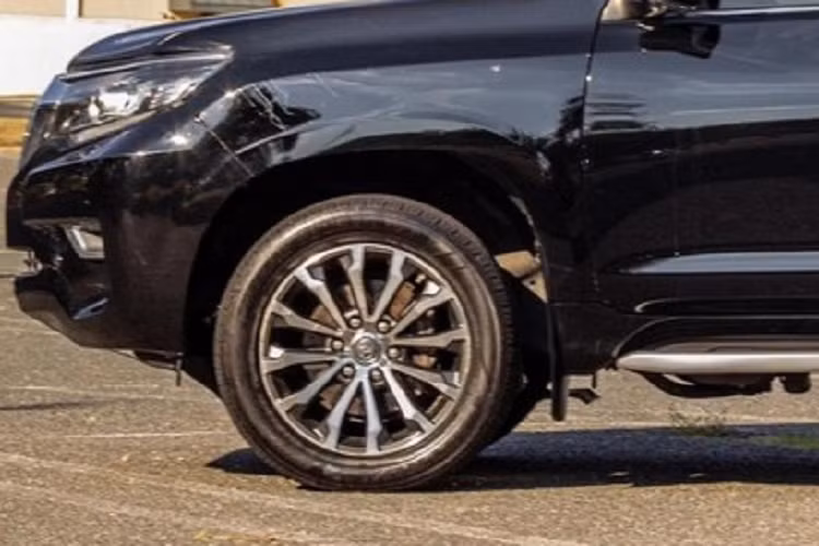 Qua những hình ảnh được đăng trên trang Cars &amp; Bids, có thể thấy chủ sở hữu đã khoác "bộ cánh" ngoại thất giống hệt Toyota Land Cruiser Prado đời 2018 cho chiếc SUV hạng sang Lexus GX460 của mình.