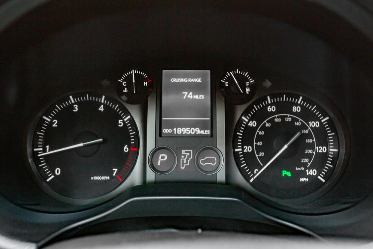 Khác với nhiều mẫu xe được quảng cáo là SUV việt dã hiện đang bán tại thị trường Mỹ, chiếc Toyota Land Cruiser Prado ra đời từ Lexus GX460 này có lẽ sẽ không gặp khó khăn trong việc vượt đường xấu nhờ được trang bị khóa vi sai chống trượt Torsen trung tâm, hệ thống treo động lực học điện tử và chiều cao gầm 200 mm.