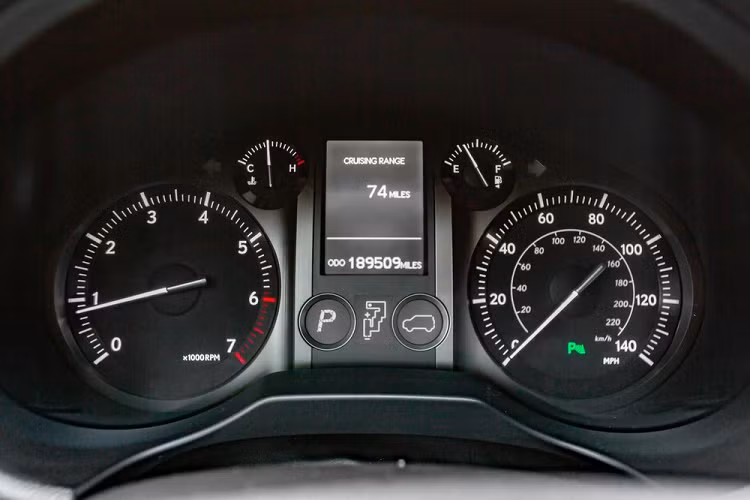 Khác với nhiều mẫu xe được quảng cáo là SUV việt dã hiện đang bán tại thị trường Mỹ, chiếc Toyota Land Cruiser Prado ra đời từ Lexus GX460 này có lẽ sẽ không gặp khó khăn trong việc vượt đường xấu nhờ được trang bị khóa vi sai chống trượt Torsen trung tâm, hệ thống treo động lực học điện tử và chiều cao gầm 200 mm.