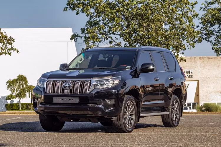 Tất nhiên, vẫn có những người sống ở Mỹ yêu thích dòng xe Toyota Land Cruiser Prado. Chủ sở hữu của chiếc Toyota Land Cruiser Prado được bán đấu giá trên trang Car &amp; Bids dưới đây có lẽ là người như thế.