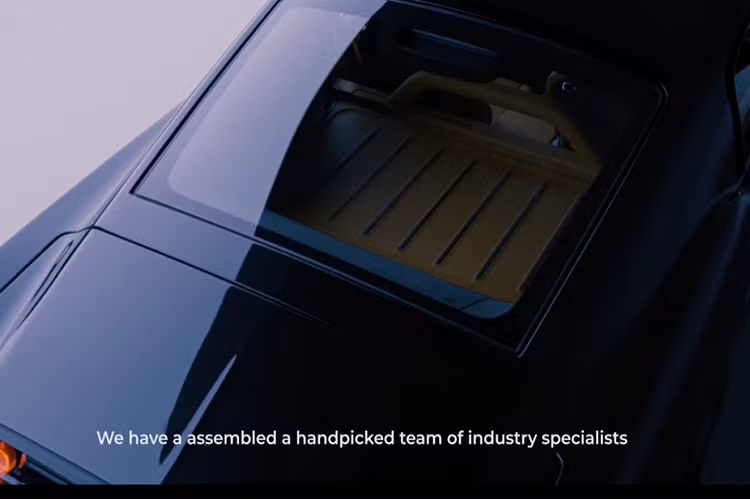 Hãng độ Charge vẫn chưa tiết lộ quá nhiều về cấu hình sức mạnh của mẫu classic Coupe điện này. Theo thông tin hé lộ, xe rất có thể sẽ được trang bị bộ pin dung lượng 64 kWh đi kèm với hai mô-tơ điện tích hợp vào cầu sau và có thể đạt công suất 536 mã lực và 1.500 Nm. Nhờ vậy, xe chỉ mất 3,9 giây để có thể tăng tốc từ 0 - 100 km/h và có khả năng di chuyển lên tới hơn 320 km trong một lần sạc đầy nhờ bộ sạc 50 kW.