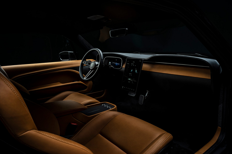 Điển hình là mặt lưới tản nhiệt phẳng, thiết kế tối giản bao trùm toàn bộ phần đầu xe, kết hợp với cặp đèn LED dạng tròn cổ điển rất ăn nhập với nhau, như bước ra từ những bộ phim viễn tưởng kiểu như ma trận.