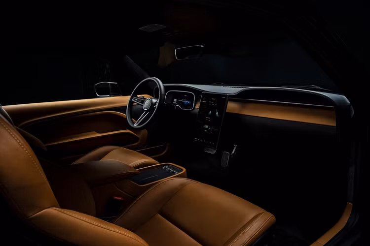 Điển hình là mặt lưới tản nhiệt phẳng, thiết kế tối giản bao trùm toàn bộ phần đầu xe, kết hợp với cặp đèn LED dạng tròn cổ điển rất ăn nhập với nhau, như bước ra từ những bộ phim viễn tưởng kiểu như ma trận.