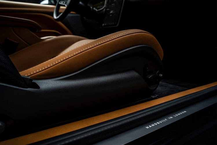 Khác với tưởng tượng về một khoang cabin mang phong cách oldschool của những mẫu xe cơ bắp Mỹ, chiếc Charge này lại được thiết kế phần nội thất rất hiện đại. Tọa lạc ở chính giữa bảng táp-lô là một màn hình thông tin giải trí trung tâm dạng cảm ứng đặt dọc. Phía sau tay lái, đồng hồ thông số cũng được thay thế bởi một màn hình cỡ lớn với đồ họa đẹp mắt, đúng điệu của một mẫu xe điện hiện đại.