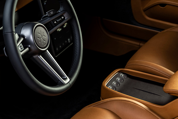 Trên nền đen bóng bẩy, cặp tay nắm cửa thể thao được thiết kế giấu vào bên trong. Cặp mâm hàng thửa "ngầu lòi" với thiết kế đa chấu sơn màu đen mờ cũng là điểm nhấn trên mẫu xe hai cửa thể thao này. Cùng với huy hiệu Charge hình bông tuyết gắn ở một số vị trí thì bộ la-zăng này cũng là chi tiết hàng độc của xe.