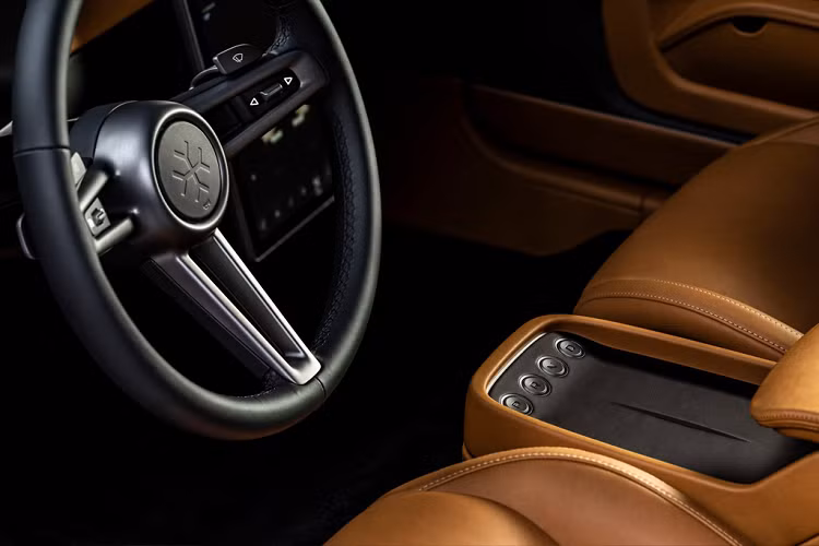 Trên nền đen bóng bẩy, cặp tay nắm cửa thể thao được thiết kế giấu vào bên trong. Cặp mâm hàng thửa "ngầu lòi" với thiết kế đa chấu sơn màu đen mờ cũng là điểm nhấn trên mẫu xe hai cửa thể thao này. Cùng với huy hiệu Charge hình bông tuyết gắn ở một số vị trí thì bộ la-zăng này cũng là chi tiết hàng độc của xe.