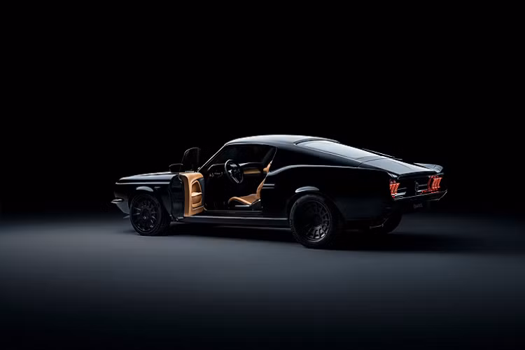 Chiếc xe điện Ford Mustang 1967 này sử dụng một thiết kế đã được đăng ký sáng chế, nhằm bảo tồn những nét cổ điển và phong cách đặc trưng của dòng xe Pony car. Tuy nhiên người dùng vẫn sẽ bắt gặp những chi tiết rất hiện đại được lồng ghép một cách tinh tế vào thiết kế xe.