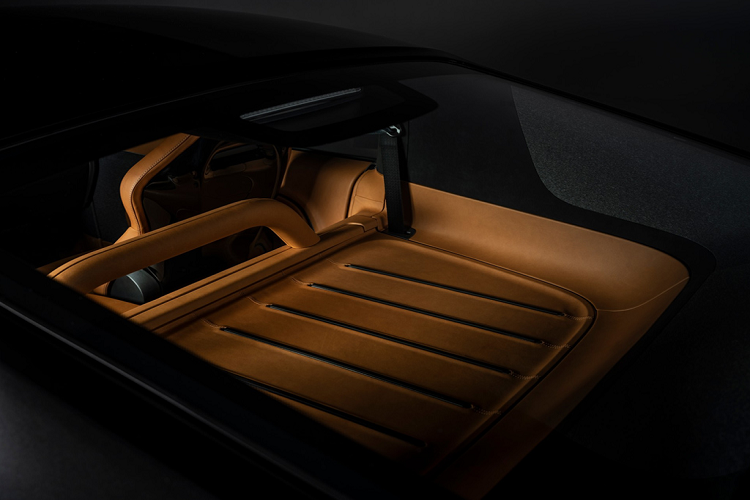 Bên cạnh đó, những đường nét cổ điển vẫn hòa hợp cùng tổng thể tối giản của khoang cabin. Điển hình là chiếc vô-lăng đường kính lớn với viền mỏng và thiết kế ba chấu. Huy hiệu Charge hình hoa tuyết tọa lạc ở chính giữa. Trong khi các phím chức năng trên hái cánh vô-lăng được trang trí bởi LED viền theo phong cách tối giản và tinh tế.