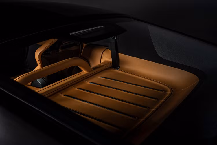 Bên cạnh đó, những đường nét cổ điển vẫn hòa hợp cùng tổng thể tối giản của khoang cabin. Điển hình là chiếc vô-lăng đường kính lớn với viền mỏng và thiết kế ba chấu. Huy hiệu Charge hình hoa tuyết tọa lạc ở chính giữa. Trong khi các phím chức năng trên hái cánh vô-lăng được trang trí bởi LED viền theo phong cách tối giản và tinh tế.