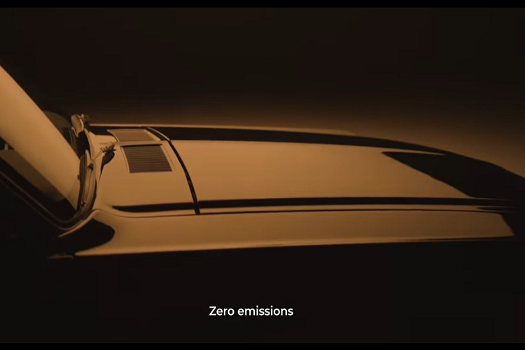 Dù mang thiết kế thể thao hiện đại, nhưng bộ ghế bọc da màu vàng ngả nâu trên xe đặc sệt phong cách cổ điển, đem lại không khí hoang dại của miền Tây nước Mỹ, mang âm hưởng phóng khoáng và thô mộc như phong cách Cao bồi. Hiện diện ở chính giữa yên ngựa trung tâm là dãy 4 nút sang số P R N D được dàn hàng ngang, với kiểu phím tròn hình kim loại, tạo cảm giác khỏe khoắn và hiện đại.