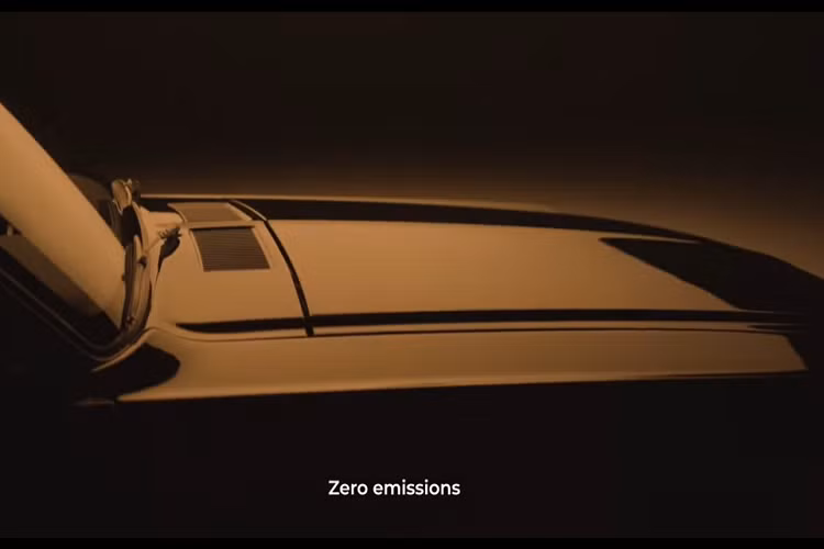 Dù mang thiết kế thể thao hiện đại, nhưng bộ ghế bọc da màu vàng ngả nâu trên xe đặc sệt phong cách cổ điển, đem lại không khí hoang dại của miền Tây nước Mỹ, mang âm hưởng phóng khoáng và thô mộc như phong cách Cao bồi. Hiện diện ở chính giữa yên ngựa trung tâm là dãy 4 nút sang số P R N D được dàn hàng ngang, với kiểu phím tròn hình kim loại, tạo cảm giác khỏe khoắn và hiện đại.